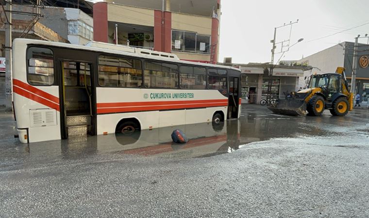 Yol çöktü: Araçlar çukura düştü!