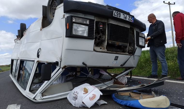 Edirne’de feci kaza: Minibüs içindeki yolcularla ters döndü