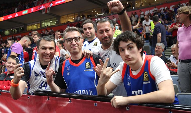 Anadolu Efes taraftarı 'Yaşa Mustafa Kemal Paşa yaşa' tezahüratıyla Belgrad'ı inletti