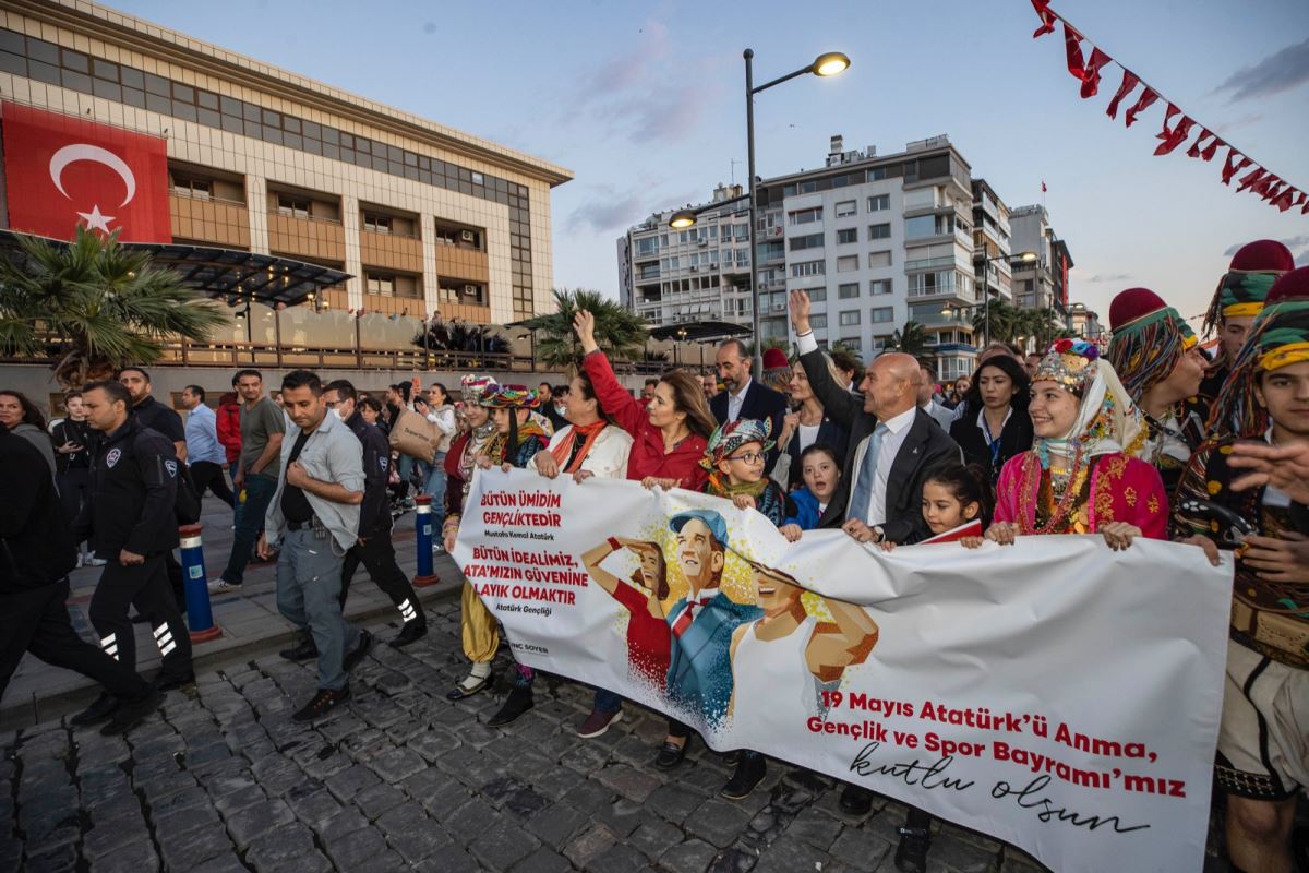 İzmir'de unutulmayacak 19 Mayıs kutlaması