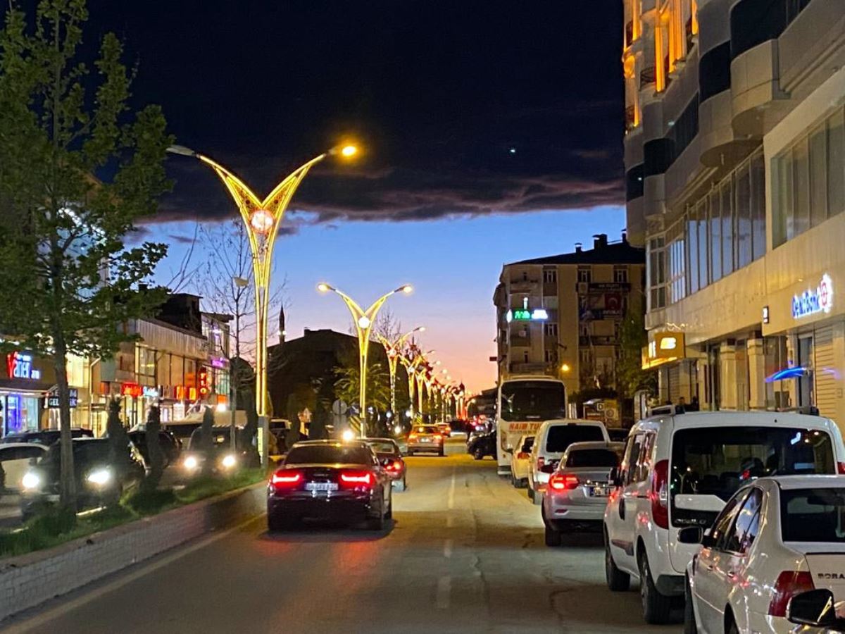 Erciş'te gökyüzü iki renge büründü