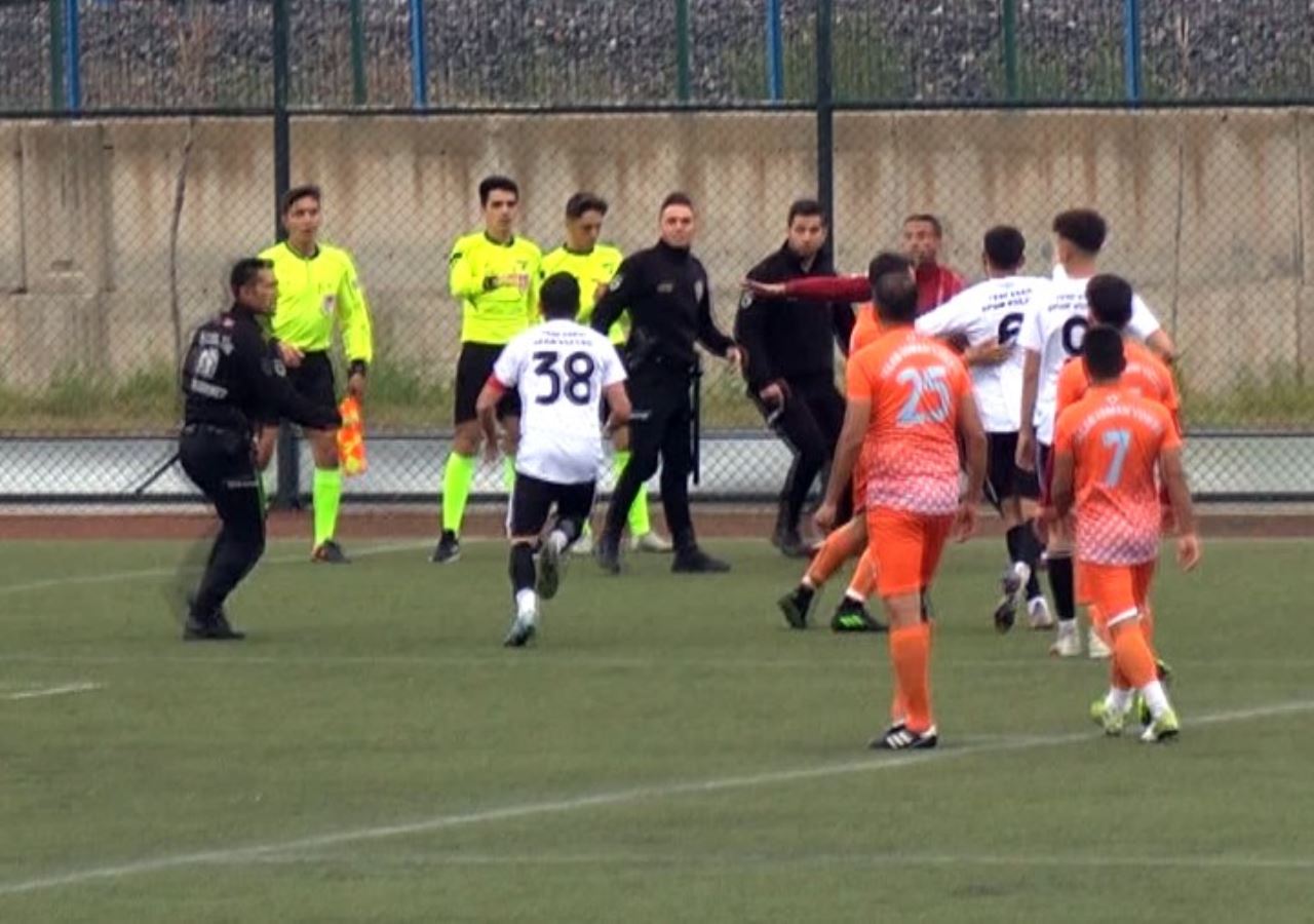 Talas İdman Yurdu ile Yeni Esenspor maçında futbolcu maçın hakemine saldırdı