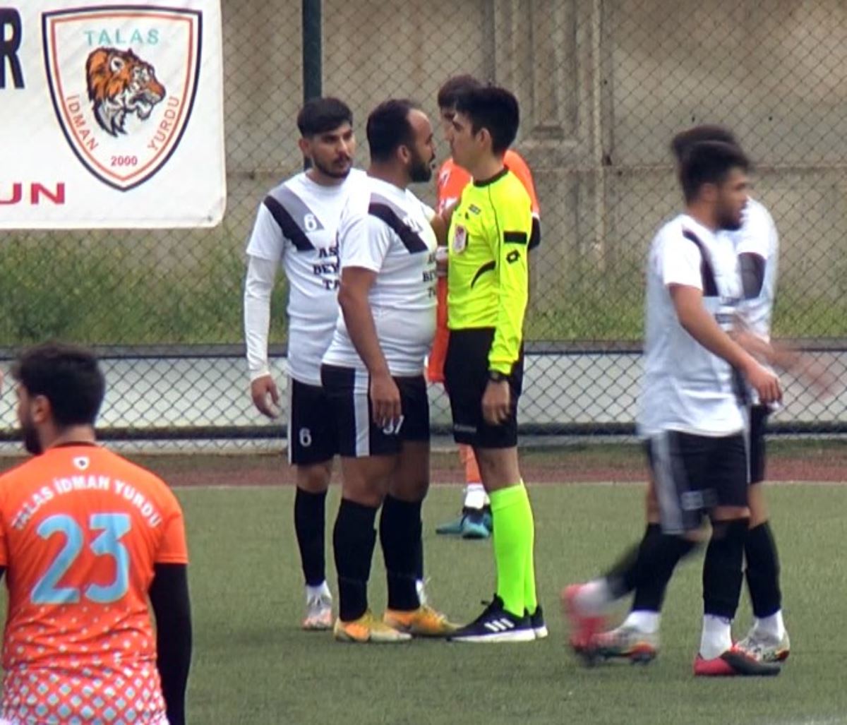 Talas İdman Yurdu ile Yeni Esenspor maçında futbolcu maçın hakemine saldırdı