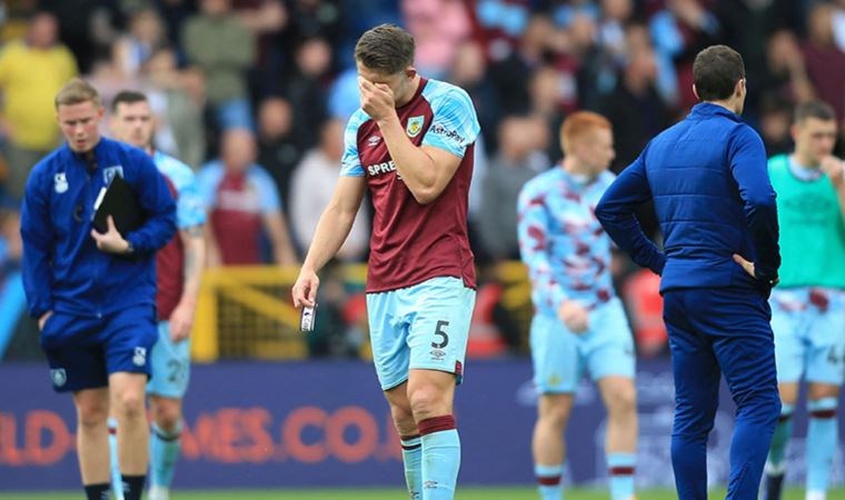 Premier Lig'de Leeds United kümede kaldı, Burnley veda etti