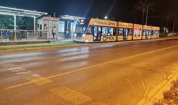 İzmir'de feci kaza: Küçük kız sahile gitmek isterken tramvayın altında kaldı