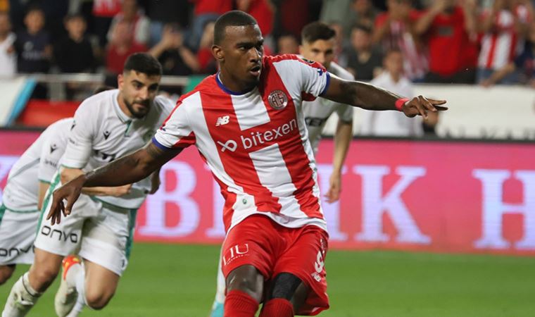 Haji Wright Antalyaspor'da kalmak istediğini belirtti