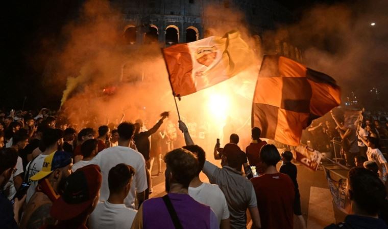 Roma'nın UEFA Avrupa Konferans Ligi şampiyonluğu coşkuyla kutlandı (26 Mayıs 2022)