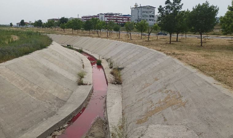 Tekirdağ'da bir kanalın suyu kırmızı akmaya başladı