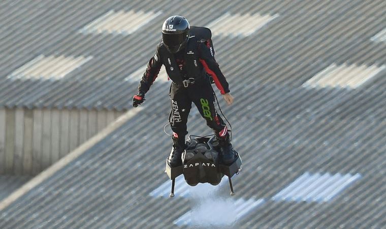 Uçan Adam lakaplı Zapata, jet motorlu aracıyla göle düşerek yaralandı