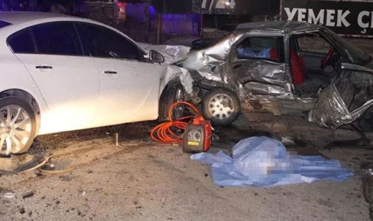 Manisa'da iki otomobil çarpıştı: 4 ölü, 2 ağır yaralı