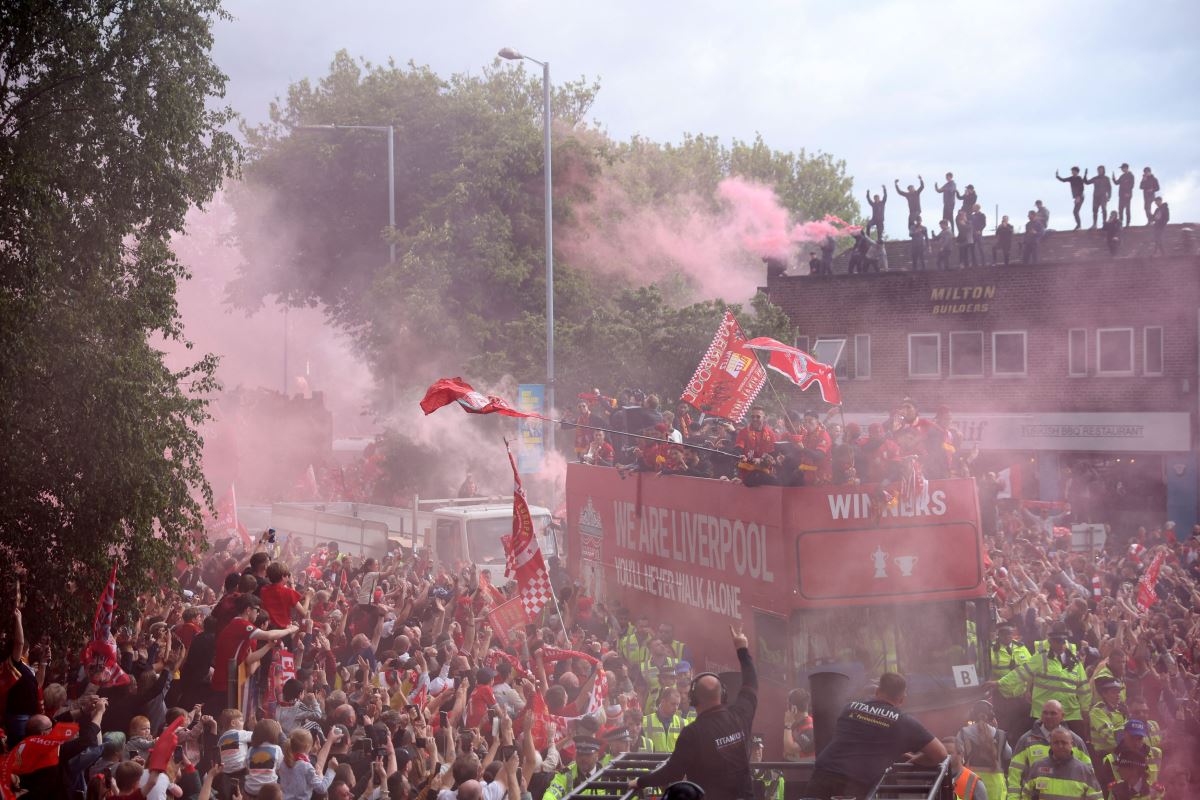 UEFA Şampiyonlar Ligi'nde Real Madrid'e kaybeden Liverpool çifte kupayı kutladı