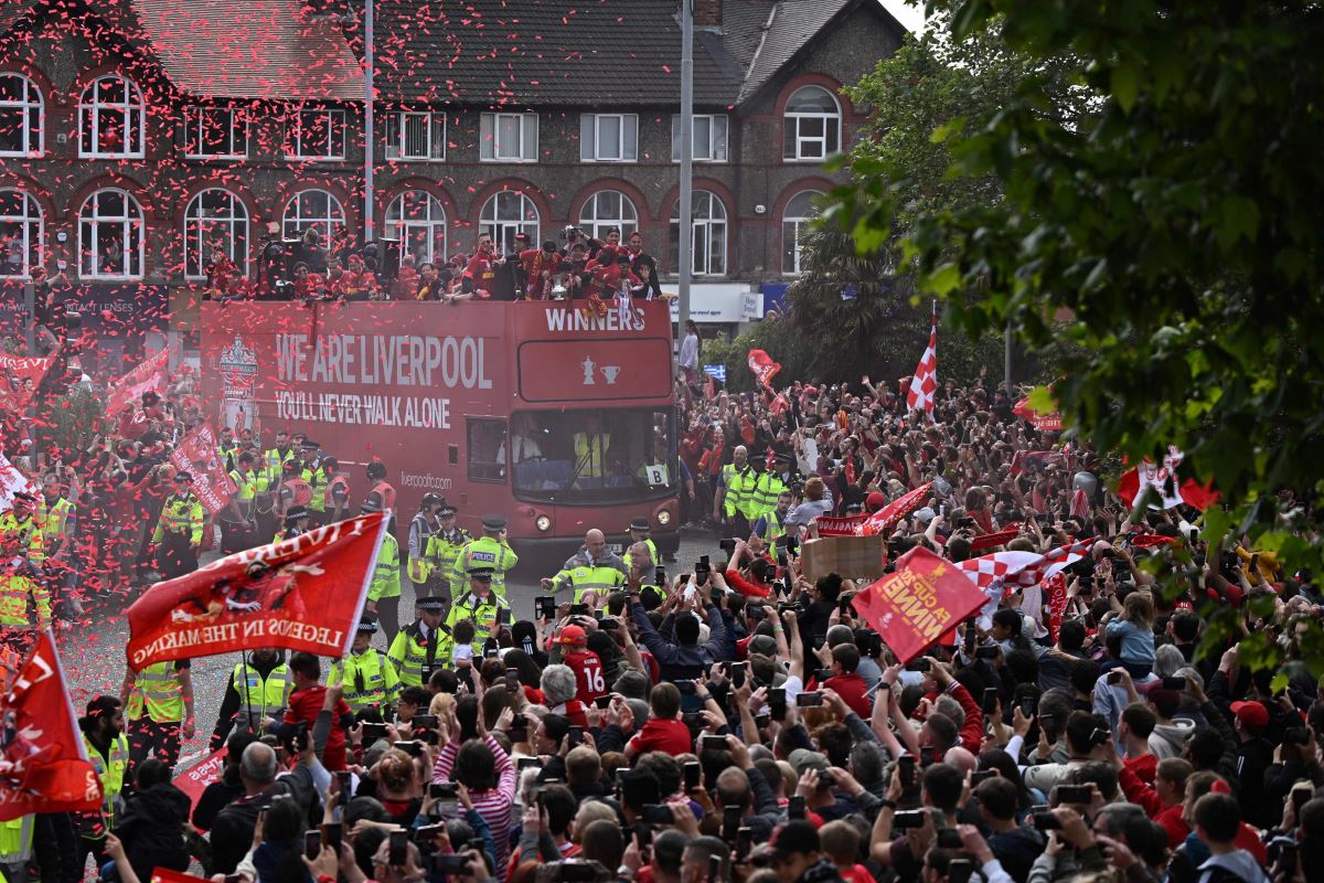 UEFA Şampiyonlar Ligi'nde Real Madrid'e kaybeden Liverpool çifte kupayı kutladı