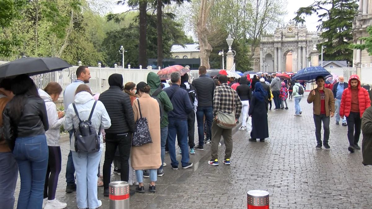 Yağmur altında beklediler: Dolmabahçe Sarayı'nda ziyaretçi yoğunluğu (03 Mayıs 2022)