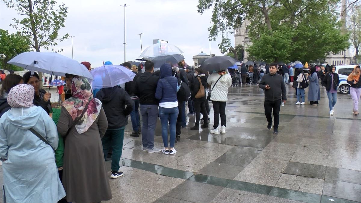 Yağmur altında beklediler: Dolmabahçe Sarayı'nda ziyaretçi yoğunluğu (03 Mayıs 2022)