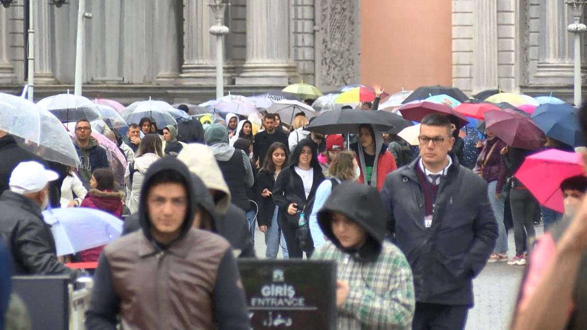 Yağmur altında beklediler: Dolmabahçe Sarayı'nda ziyaretçi yoğunluğu (03 Mayıs 2022)