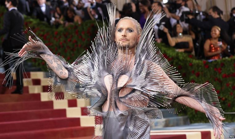 Met Gala 2022: Modanın ihtişamlı gecesinde yıldızlar, 'yaldızlı cazibe' temasıyla boy gösterdi