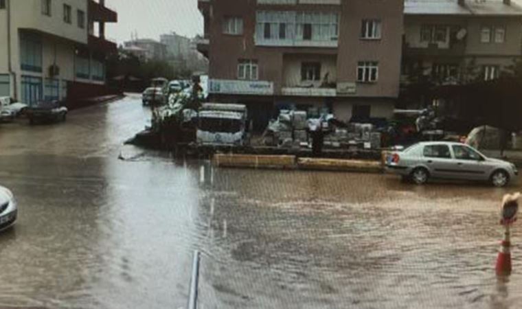 Adana'da restoranı sel bastı