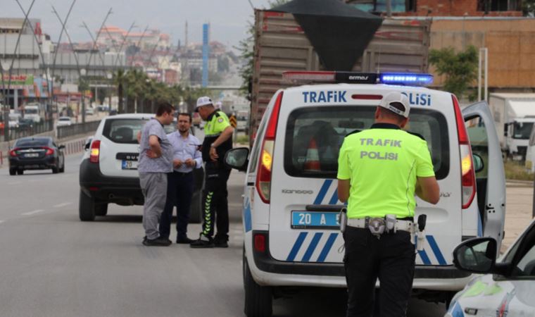 Otomobilin çarptığı polis memuru yaralandı