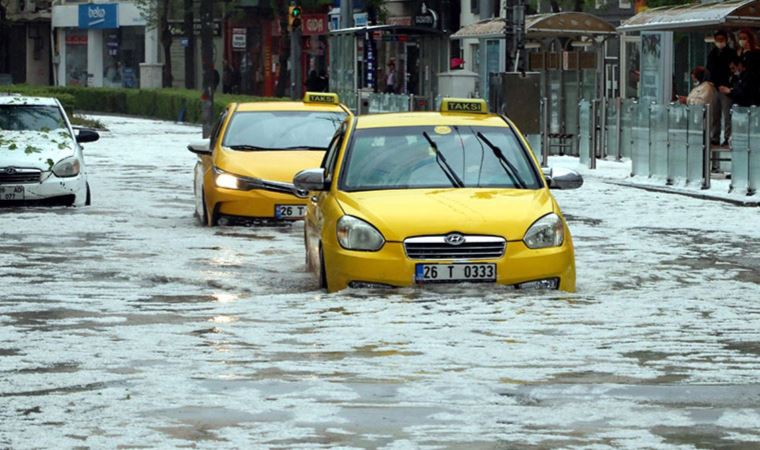 Eskişehir'de dolu ve sağanak nedeniyle araçlar mahsur kaldı (03 Mayıs 2022)