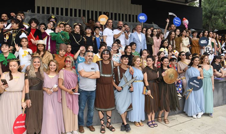 Bornova Şehir Tiyatrosu'ndan 30'uncu yıl kutlaması