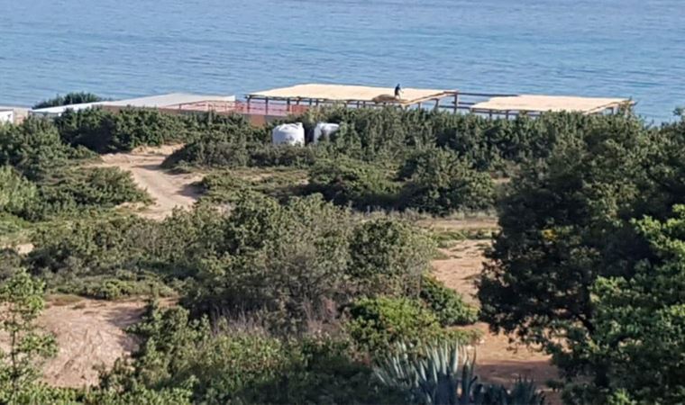 Çeşme’de kaçak plaj tesisine tepki artıyor