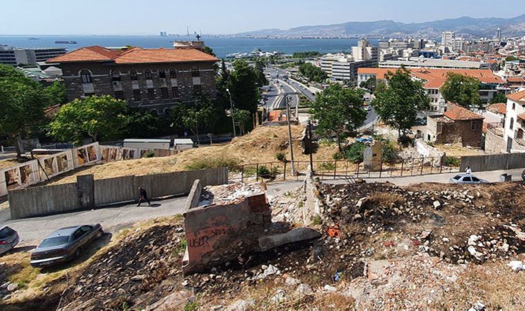 İzmir’in Konak ilçesindeki restorasyon bekleyen tarihi binalar yıkıldı