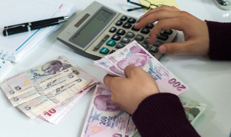 Geliri enflasyon karşısında eriyen yurttaş borçlanarak ayakta duruyor