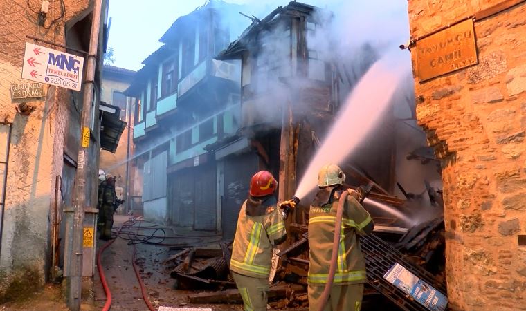 Bursa'da yangında 110 yıllık ahşap bina çöktü (31 Mayıs 2022) (Video Haber)