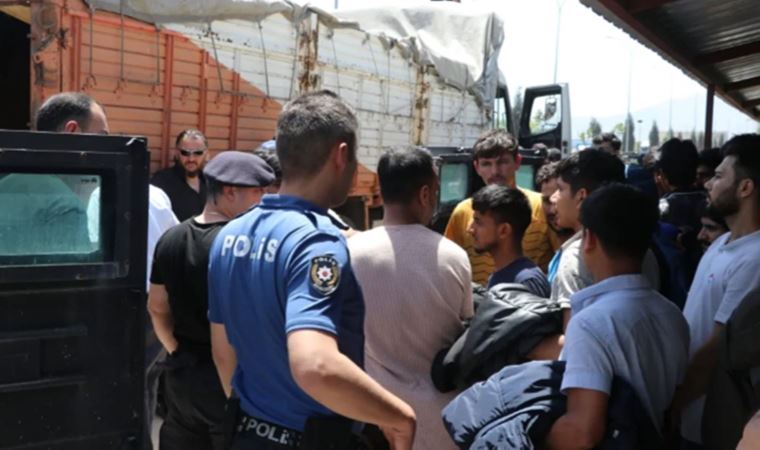 Şüphe üzerine durdurulan kamyondan 92 düzensiz göçmen çıktı