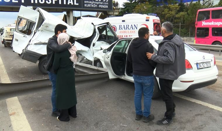 Pendik'te refüjdeki bariyerlere çarpan minibüs devrildi