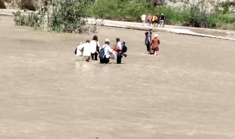 Su seviyesi yükselince mahsur kalan 8 kişi kurtarıldı