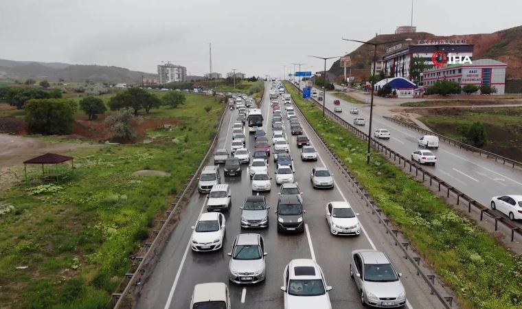 43 ilin geçiş güzergahında trafik durma noktasına geldi