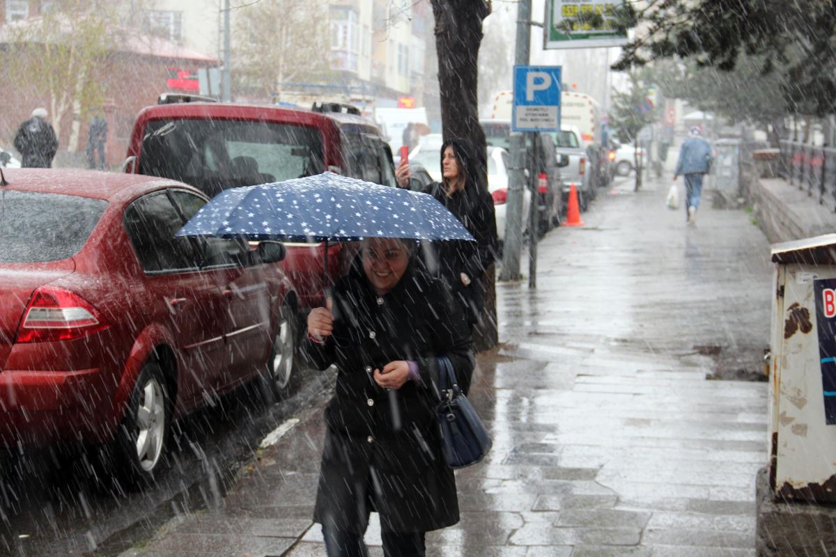 Ardahan'a 'mayıs' karı: 'Kışlıkları yeniden çıkardık'