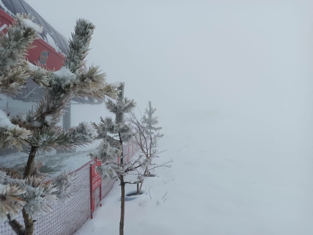 Erciyes'te mayıs karı: Kayak merkezi bembeyaz oldu