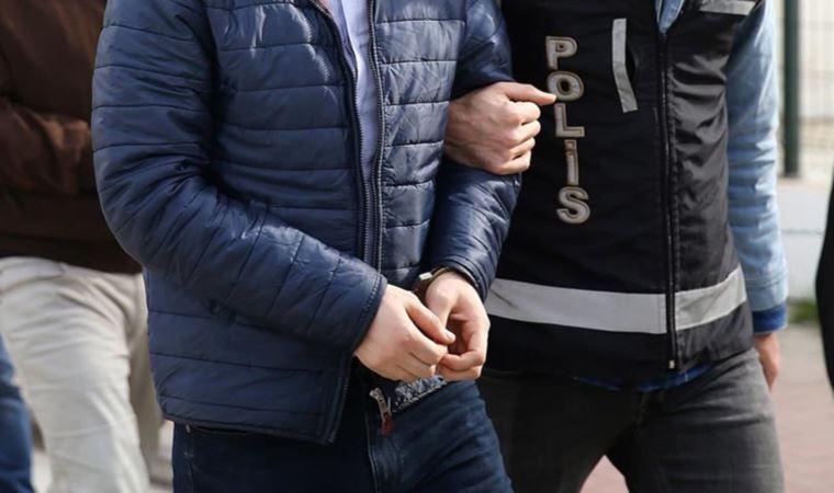 Kendisini polis olarak tanıtıp dolandırıcılık yapan zanlı tutuklandı