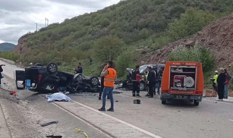 Çankırı’da hafif ticari araç ile minibüs çarpıştı: 3 ölü, 12 yaralı