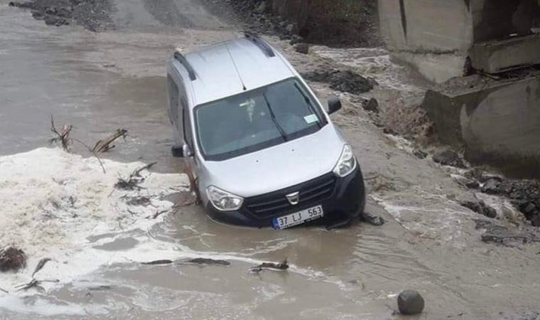 Sel felaketi: Kastamonu'da 14 köyü bağlayan köprü yıkıldı!