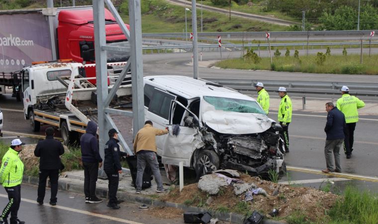 Amasya’da minibüs, yol kenarındaki pikaba çarptı: 2 ölü, 6 yaralı (08 Mayıs 2022)