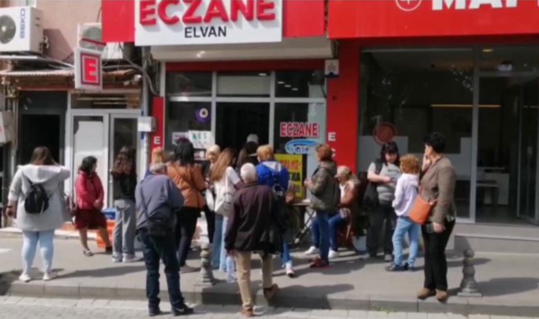 Bulgar turistler eczane önünde kuyruk oluşturdu: 'Daha ucuza alıyoruz'