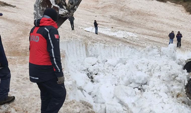 Hakkari'de sınırı geçerken üzerine çığ düştüğü iddia edilen 3 İranlı kişiden birinin cesedine ulaşıldı