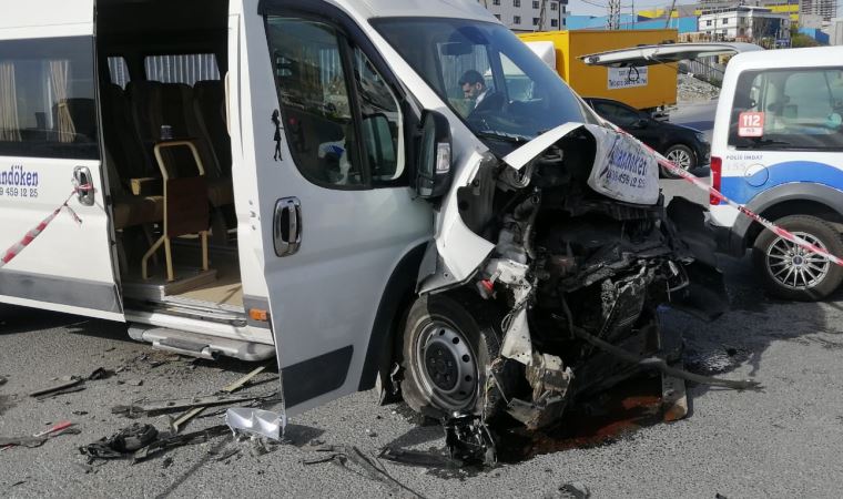 Esenyurt'ta servis minibüsü kaza yaptı; 5'i işçi 7 kişi yaralı