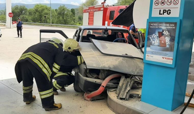 Freni patlayan otomobil 'akaryakıt istasyonuna' girdi: 2 yaralı (01 Haziran 2022)