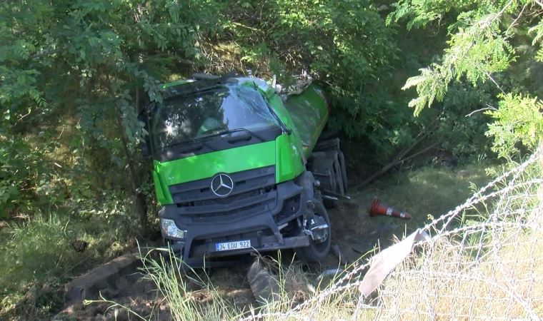 Başakşehir'de su tankeri şarampole devrildi: 2 kişi yaralandı