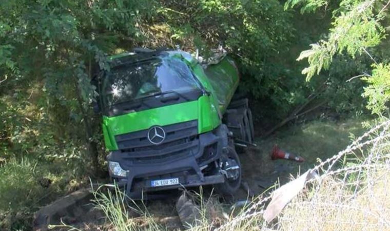 Başakşehir'de su tankeri şarampole devrildi