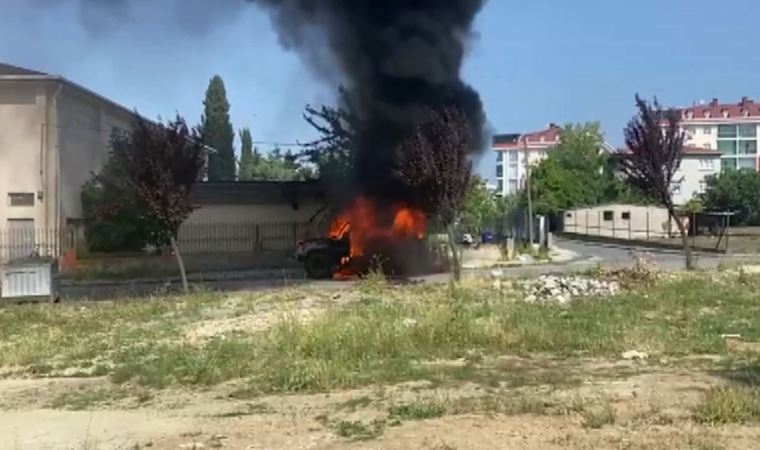 Beylikdüzü'nde hareketli anlar: Seyir halindeki lüks araç alev alev yandı