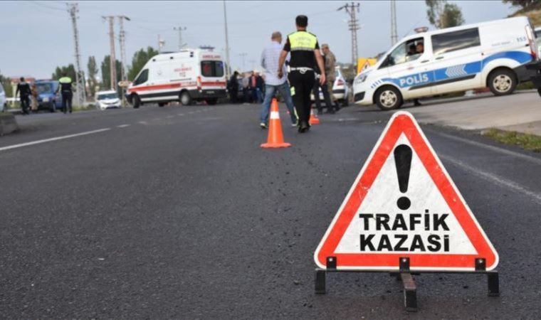 Gaziantep'te işçi servisiyle otomobilin çarpıştığı kazada 16 kişi yaralandı