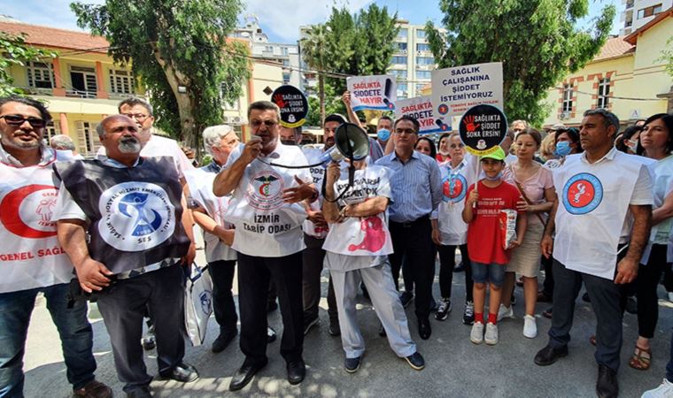 İzmir'de sağlıkçılardan şiddete ortak tepki