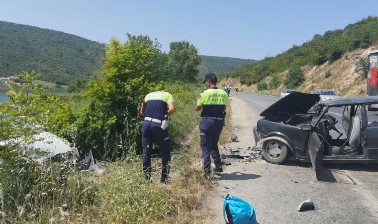 Bursa'da feci kaza: İki otomobil kafa kafaya çarpıştı!