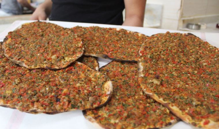 Bodrum'da lahmacun fiyatı 20 kilometre içinde değişiyor: Pazarda 15, plajda 300, teknede 450 TL