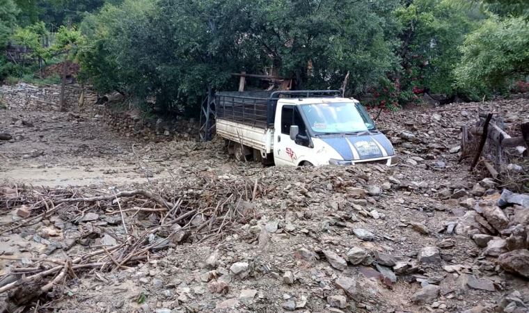 Adana'da yağış sonrası heyelan; mahalle yolu kapandı (10 Haziran 2022)